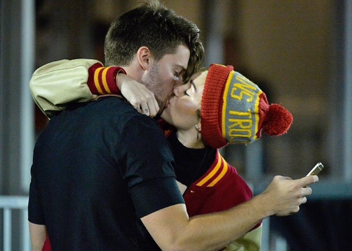 LOS ANGELES, CA - NOVEMBER 13:  Miley Cyrus kisses Patrick Schwarzenegger during