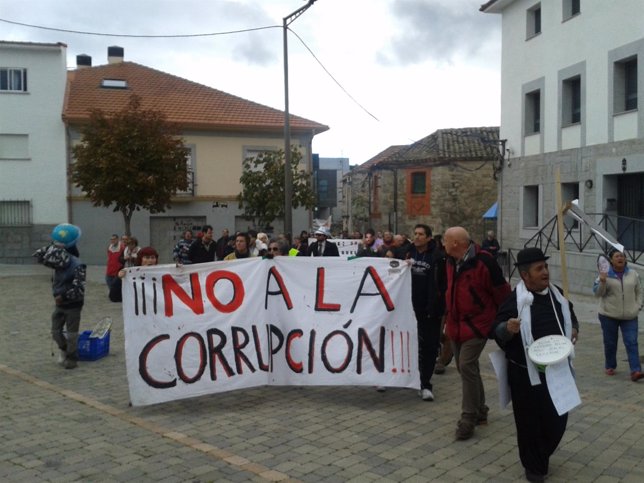 Manifestantes contra la corrupción en Collado Villalba