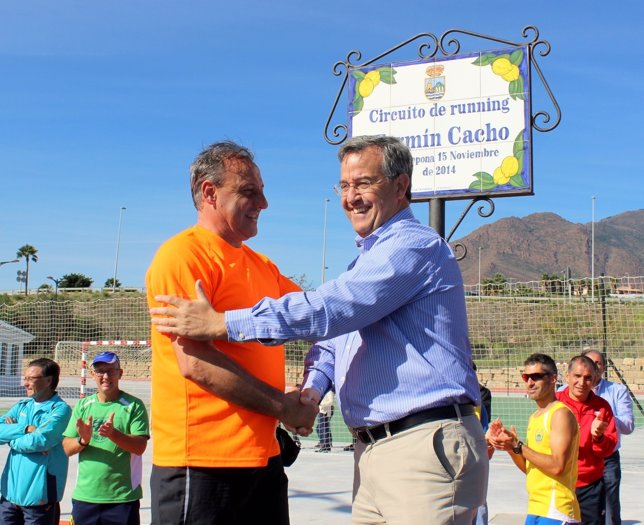 El atleta Fermín Cacho y el alcalde de Estepona en circuito dedicado al atleta