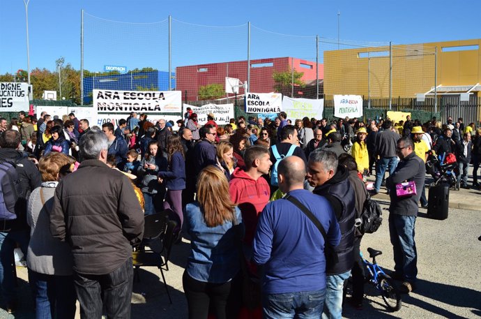 Manifestación de la Plataforma ZEM por la escuela y el instituto de Montigalà