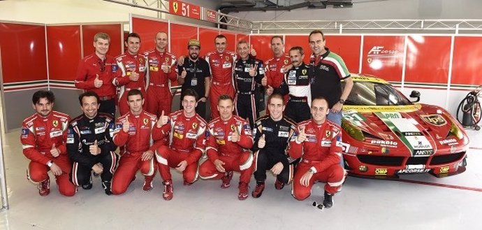 Alonso en Bahréin con el equipo de Ferrari de resistencia