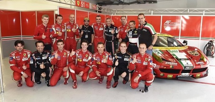 Alonso en Bahréin con el equipo de Ferrari de resistencia
