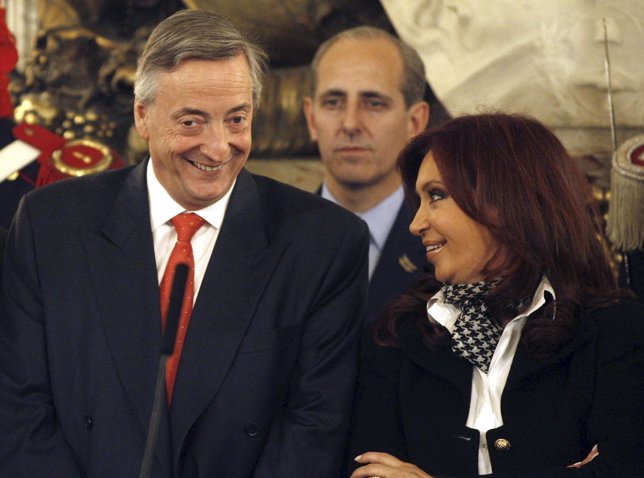 Argentina's President Nestor Kirchner listens to his wife, senator and president
