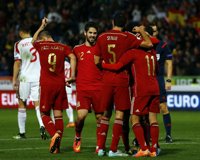 Isco dirige una buena versión de España