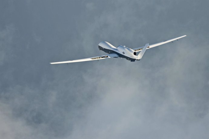 El avión espía no tripulado MQ-4C Triton sobrevuela el campo de pruebas en EEUU.