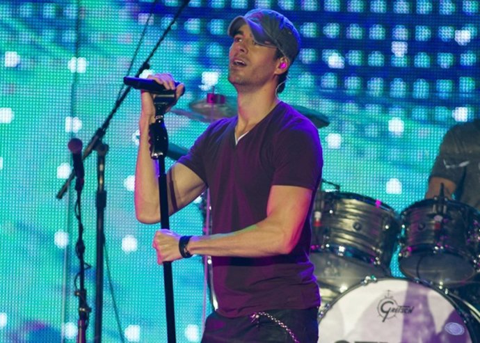 Enrique Iglesias, impresionante, se desnuda para el público de Madrid