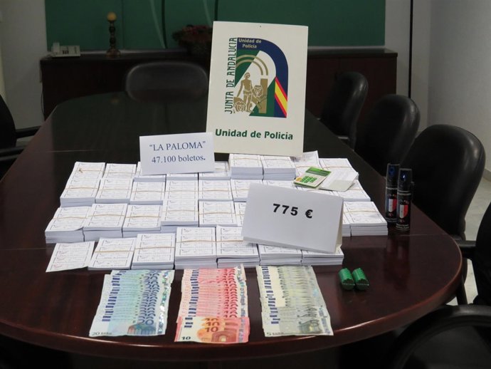 Boletos y dinero en efectivo intervenidos en la operación 