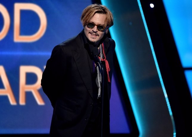 Johnny Depp entrega un premio... ¿¡Borracho?! 