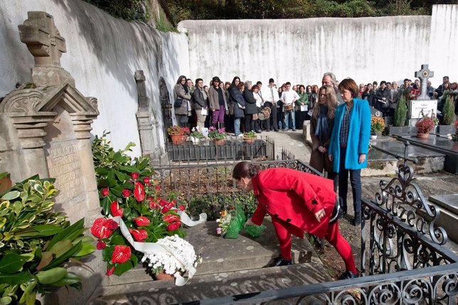 Marisol Taberna deposita el ramo de flores junto a Barcina y los sobrinos