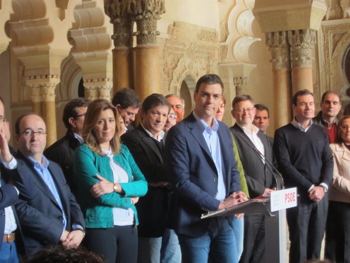 Pedro Sánchez, junto a los 'barones' del PSOE