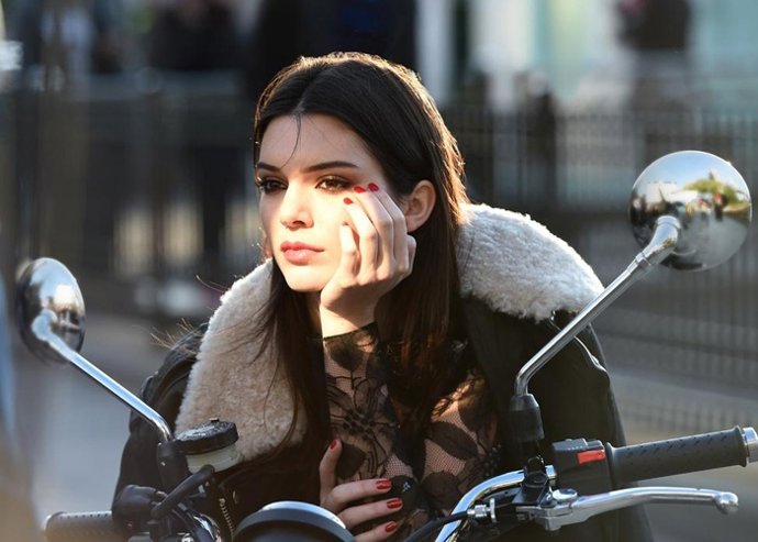 Kendall Jenner y su belleza encandilan a la firma Estée Lauder 