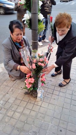 Las madres de David y Esperanza depositan flores en el lugar del accidente