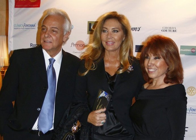 Norma Duval y Carmen Martinez bordiu enun desfile solidario 