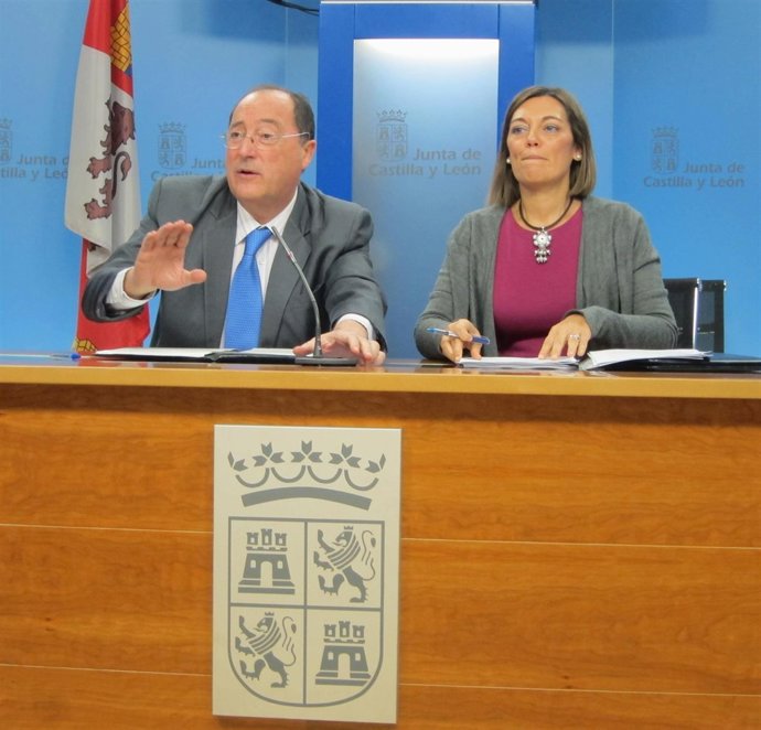 Carlos Moro y Milagros Marcos tras la firma del convenio