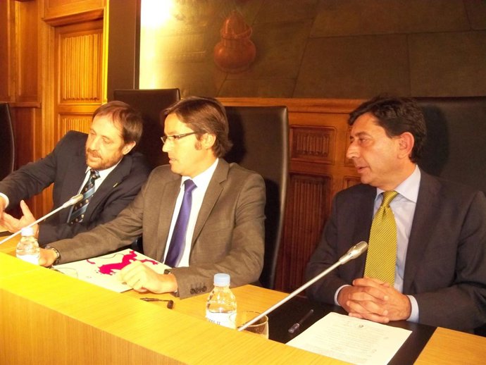 El presidente de la Diputación, Emilio Orejas, (centro) durante el pleno