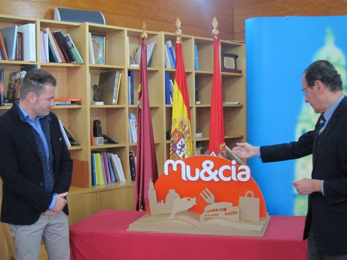 Concejal de Turismo y alcalde de Murcia presentando proyecto