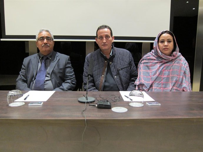 Ramdán Larbi (centro), presidente de la ASADEDH