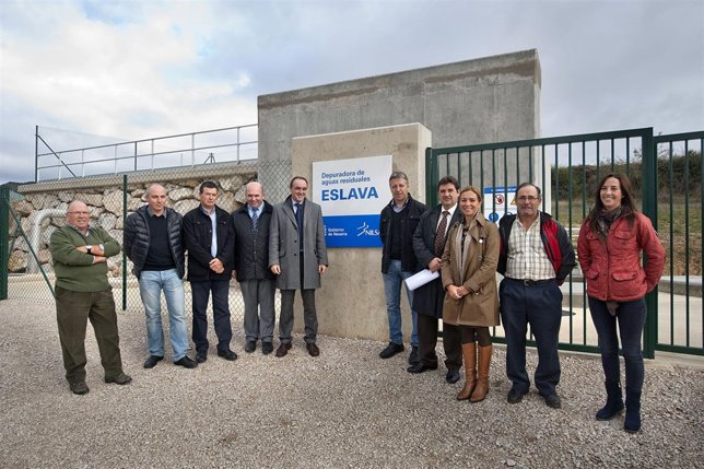 El consejero acompañado de representantes locales y técnicos