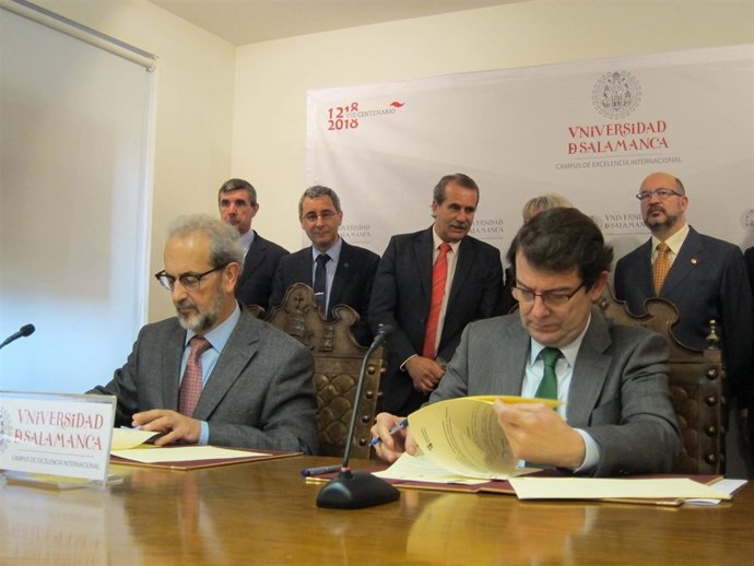 El rector de la USAL y el alcalde de Salamanca en la firma de los convenios
