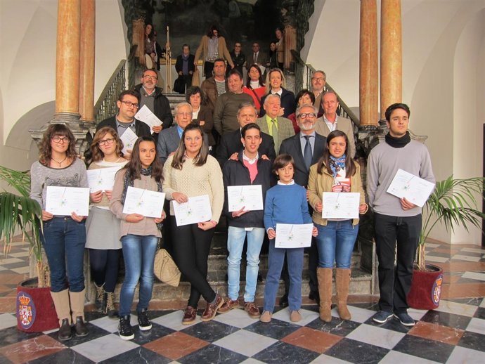 Los alumnos premiados (en primera línea) con sus padres, Fuentes y Pineda