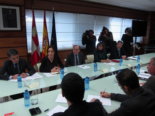 Clemente y Villanueva se reúnen con los trabajadores de Campofrío