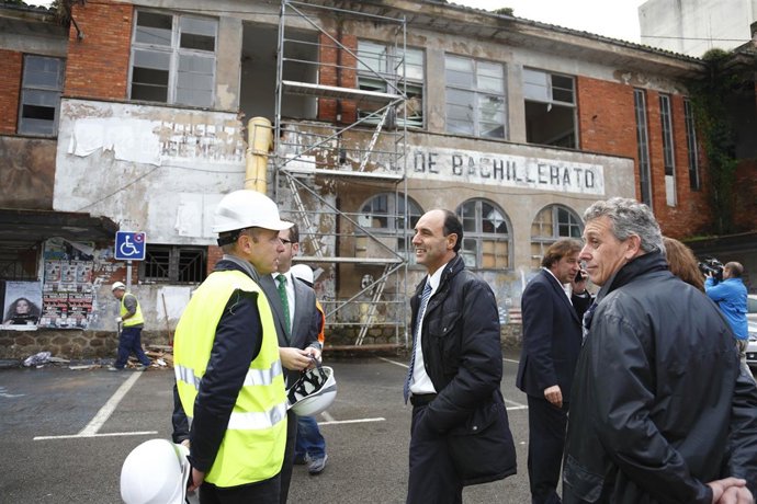 Diego en las antiguas escuelas de Los Corrales de Buelna