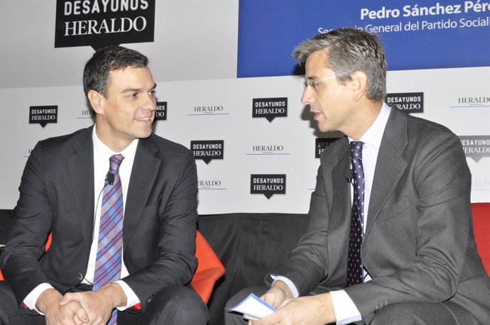 Pedro Sánchez (PSOE) con el director de Heraldo, Mikel Iturbe.