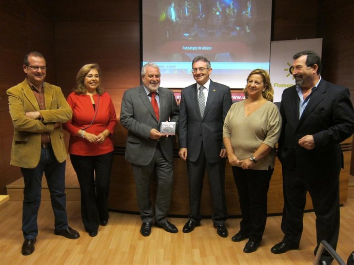 Presentan el CD '¡Vive Alosno!'. 