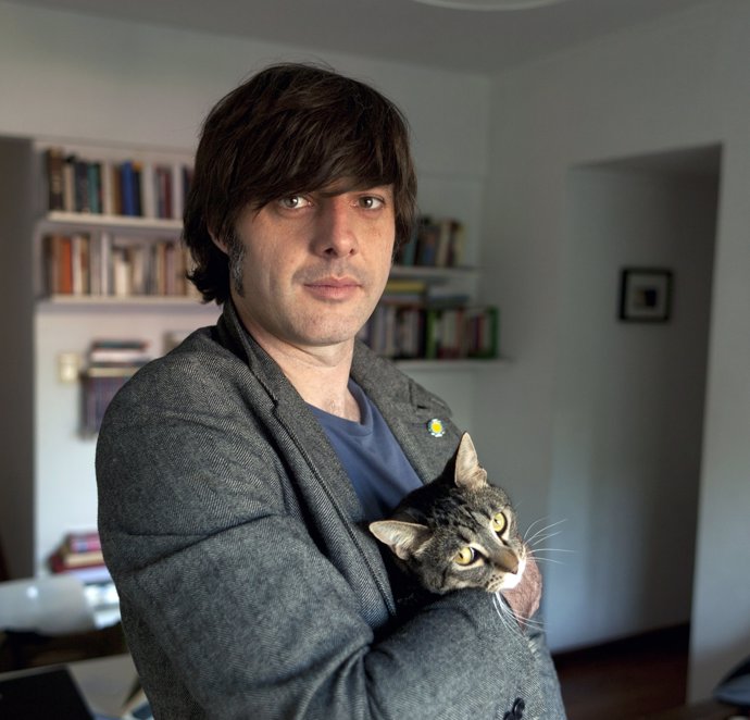 El escritor Andrés Barba en su domicilio en Madrid