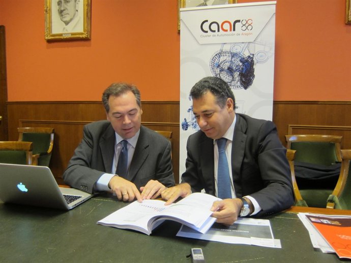 Juan Ignacio Garcés y Benito Tesier con el documento de micromovilidad.