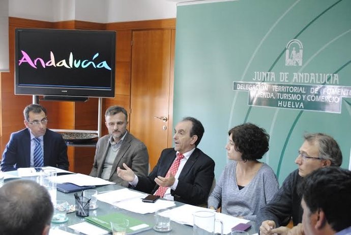 El consejero de Turismo, Rafael Rodríguez, mesa de clandestinidad Huelva.