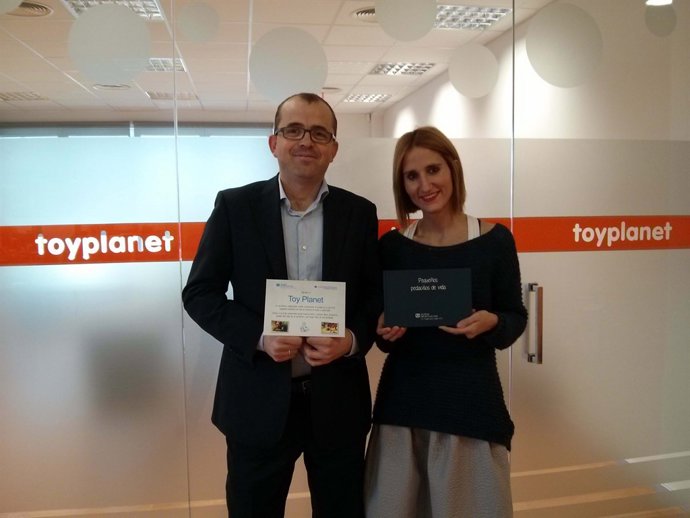 Toy Planet dona 12.000 euros a Aldeas Infantiles SOS de España