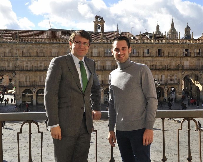 Mañueco con el cocinero Fran Vicente en el Ayuntamiento de Salamanca
