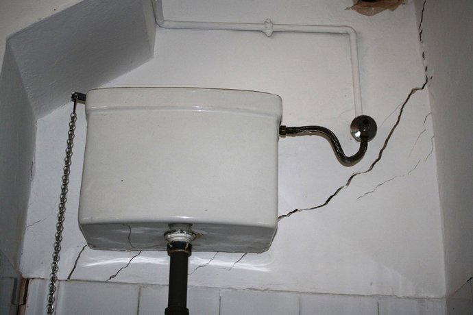 Cisterna dañada en el colegio.