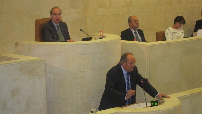 El consejero de Medio Ambiente defendiendo la Ley de Abastecimiento y Saneamient