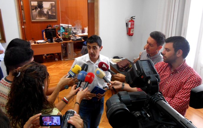 Serna atiende a los medios