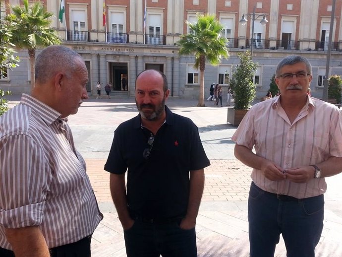 Los concejales de IU en el Ayuntamieto, Pedro Jiménez y Juan Manuel Arazola. 