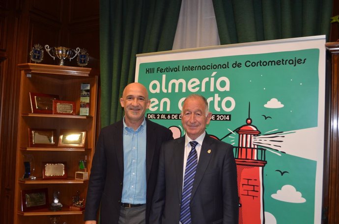 Amat firma un convenio para el Festival 'Almería en Corto'