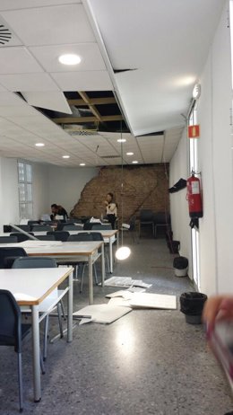 Derrumbe de parte del techo de la sala de estudios de la Facultad de Medicina