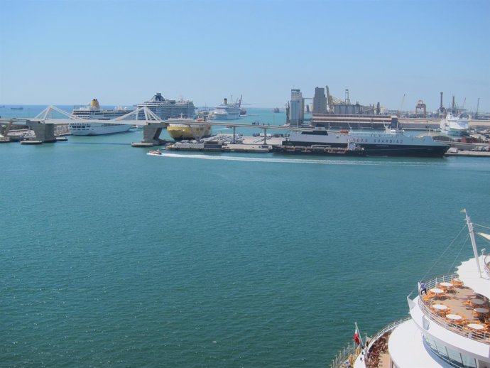 Cruceros y barcos en el Puerto de Barcelona