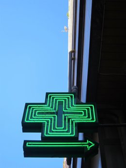Señal informativa de una farmacia