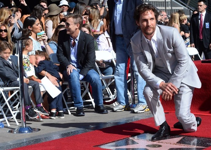   Actor Mcconaughey Gathers Over His Star As His Wife