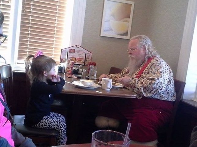 Santa Claus y Gracie desayunando