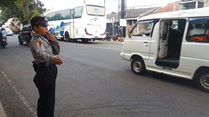 Una mujer agente de Policía en Indonesia