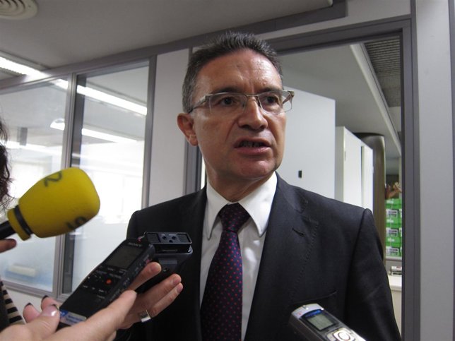 El delegado del Gobierno, Serafín Castellano, atiende a los periodistas.