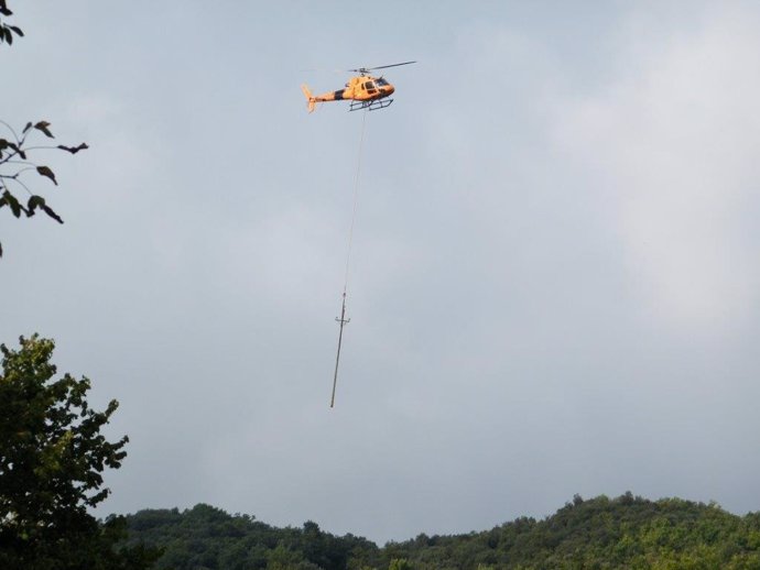 Helicóptero con nuevos soportes de Endesa