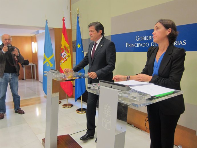 Fernández, junta a la consejera de Hacienda, durante la rueda de prensa. 