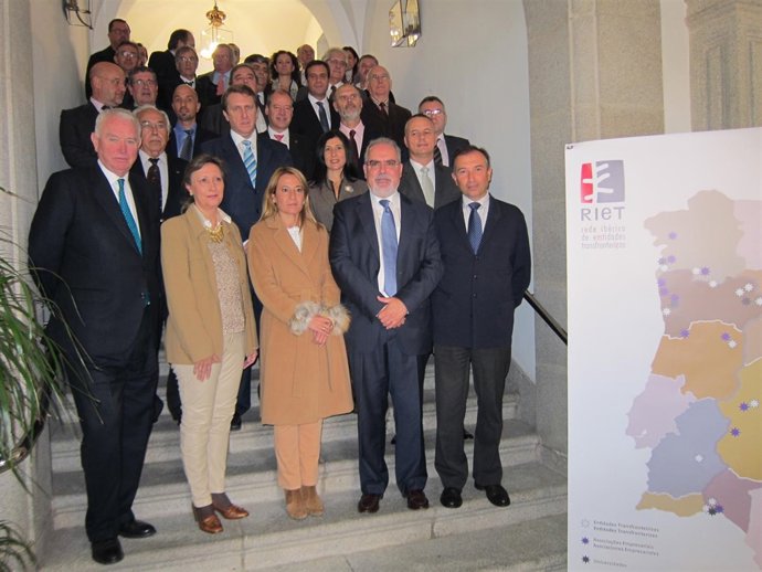 Foto de familia de la Red Ibérica de Entidades Transfronterizas en Cáceres