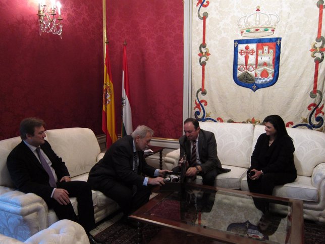 Sanz, Beteta, Bretón y Arruga en recepción en el Palacio de Gobierno