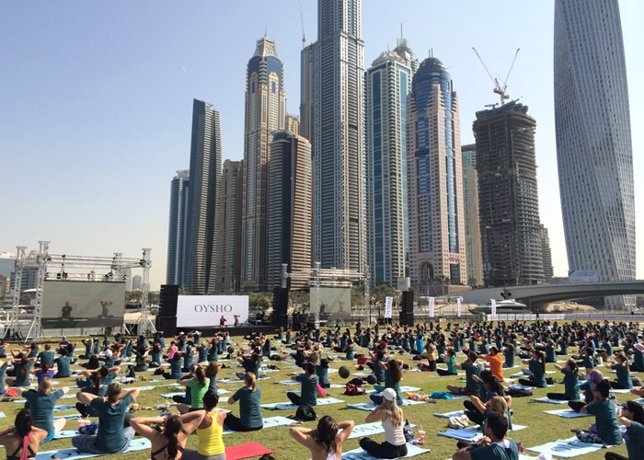 Dubái se convierte por un día en la capital mundial del yoga con una masterclass
